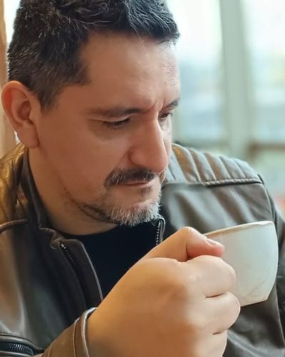 José Vargas, Socio Virtual José Vargas, de Socio Virtual, tomando un café